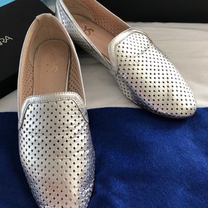 Women’s Yosi Samra Silver Preslie  Size 8M